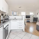 5 Person In Bogense-by Traum בוגנזה